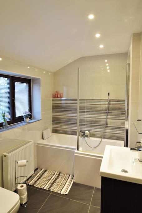Mikes At Menai - Stylish & Spacious 3 Bed House In Menai Bridge. المظهر الخارجي الصورة